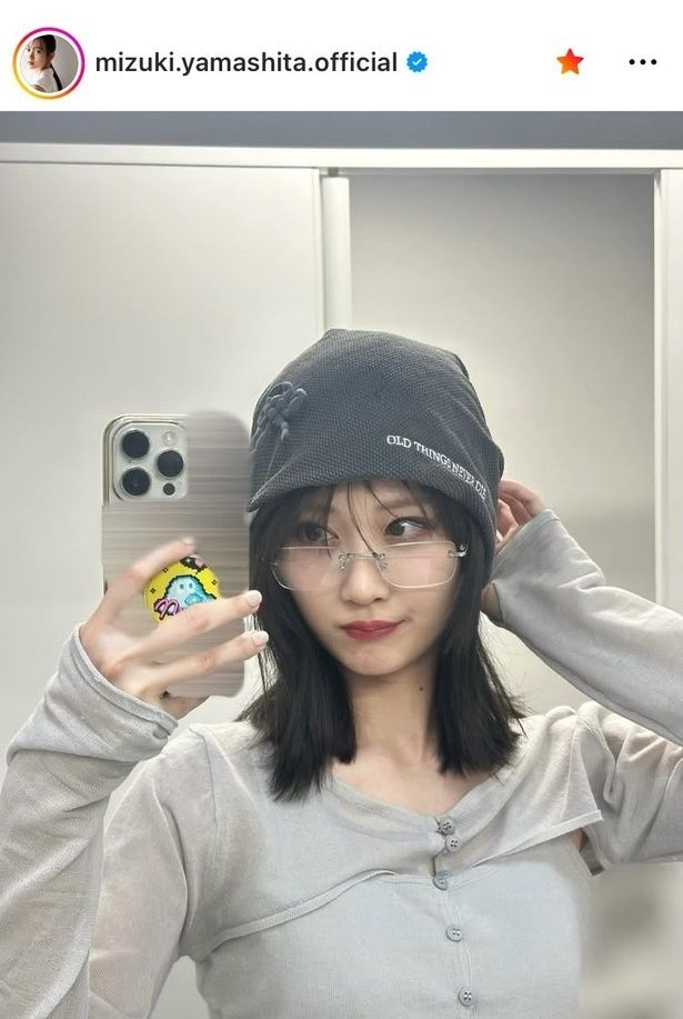 【写真】グレーコーデ×クリアめがねが新鮮…山下美月、帽子をちょこんとのせたオフショット