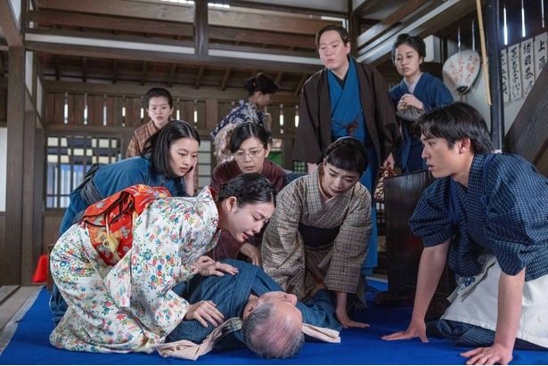 団子屋の主人が倒れ、応急処置に当たる見習い生たち