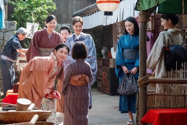 りん(見上愛)の娘・環(英茉)に微笑むしのぶ(木越明)たち