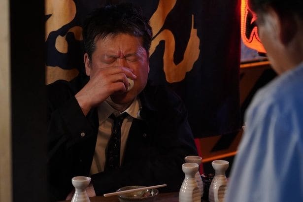誠(佐藤二朗)、追い続けた犯人逮捕がかなわず飲んだくれる