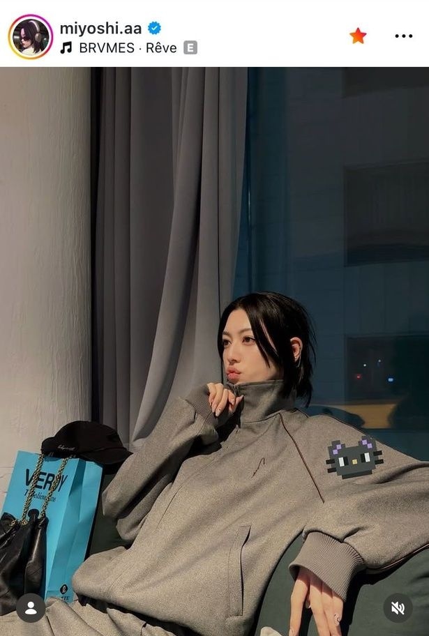 【写真】“気だるい横顔”がエモすぎる…三吉彩花、グレースウェット姿