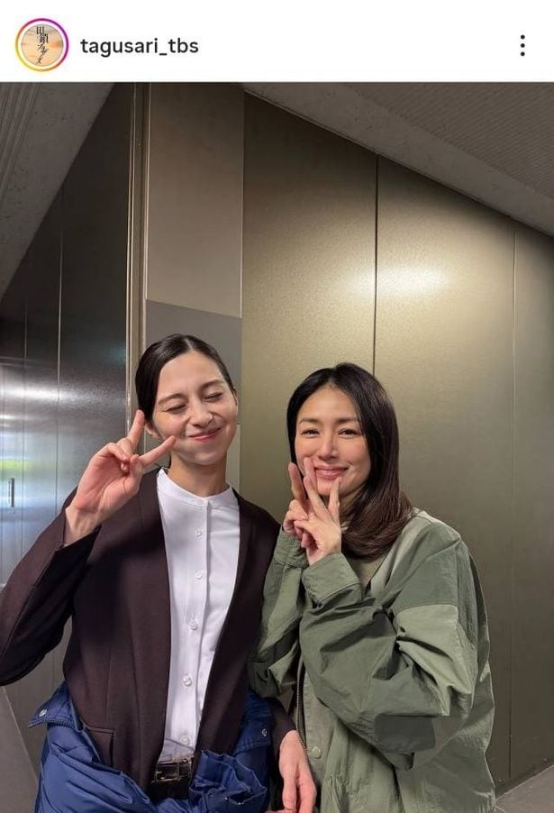 【写真】中条あやみ&井川遥、笑顔が素敵なピースショット