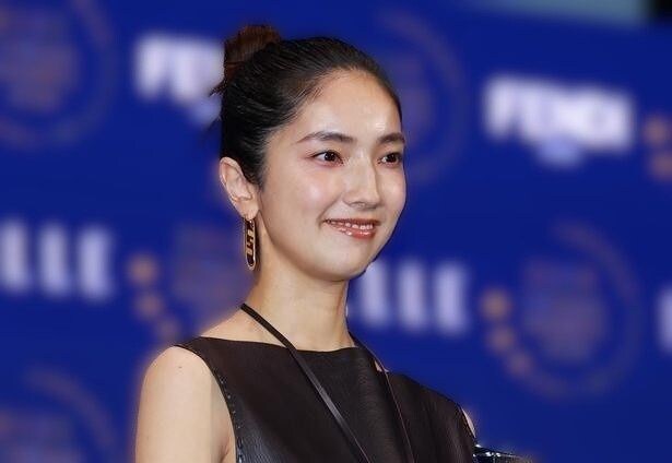 仁村紗和＆キム・ドワン、おそろいのあざとポーズショットに「義理のお兄さんとデート」の声＜10回切って倒れない木はない＞