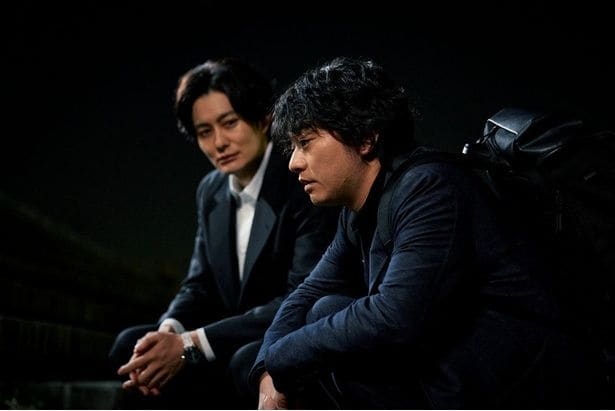 もっちゃんの亡くなった現場で彼を偲ぶ真(岡田将生)と稔(染谷将太)