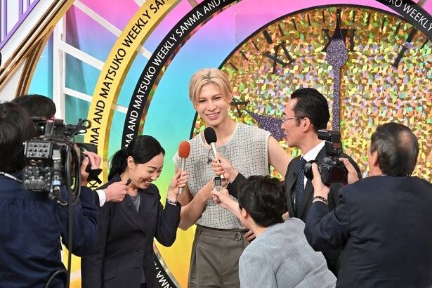 【写真】ラウール、“囲み取材”に爽やかな笑顔で挑戦…“記者たち”も思わず笑顔
