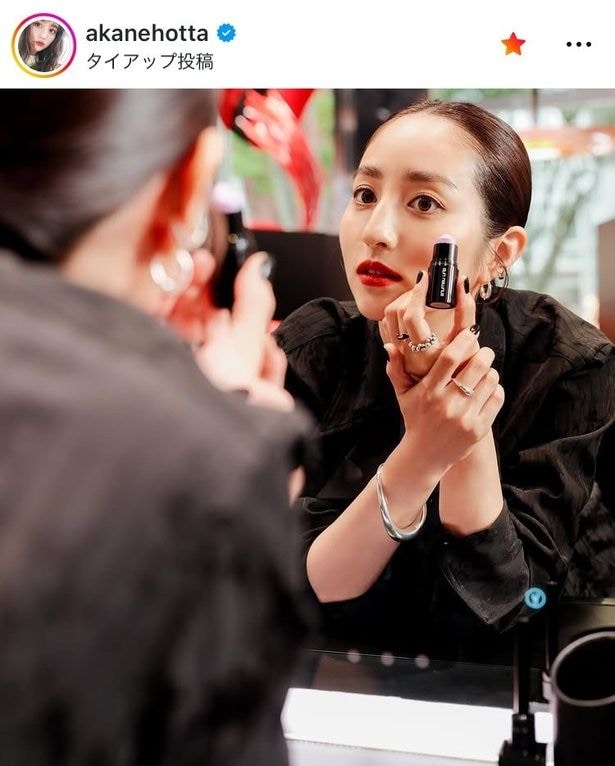 【写真】堀田茜、黒コーデ×紅リップの美し過ぎの世界観