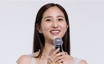 “きりっ”目元がモード感マシマシ…堀田茜、黒コーデ×紅リップの美し過ぎの世界観に「かわいい」と反響