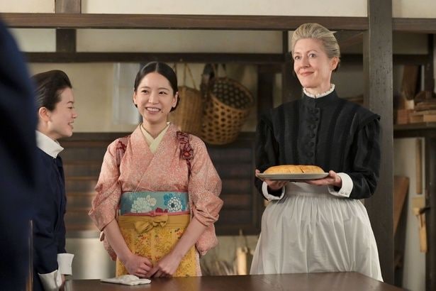 バーンズ(エマ・ハワード)＆ゆき(中井友望)は卒業祝いでアップルパイを焼く