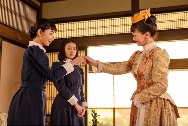 りん(見上愛)と直美(上坂樹里)は捨松(多部未華子)から思わぬ事実を聞かされる