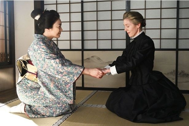 バーンズ(エマ・ハワード)は千佳子（仲間由紀恵）ら有力華族の元へと足を運び、相談を重ねる