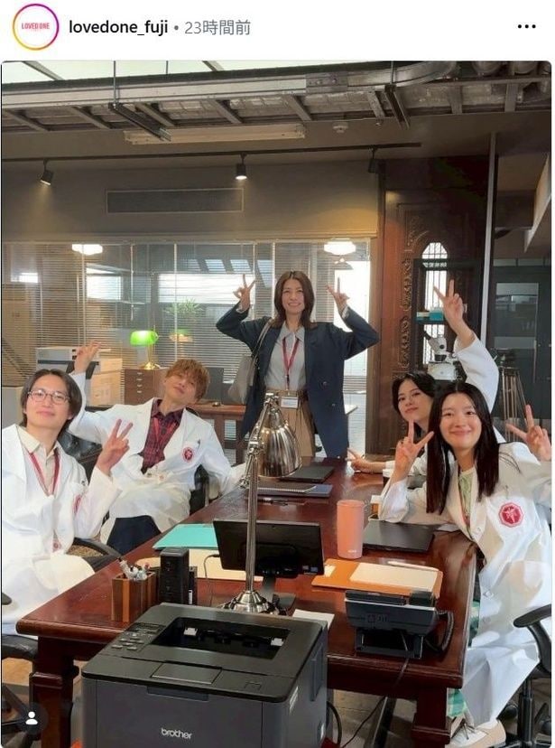 【写真】MEJメンバーおそろいのダブルピースショットに反響