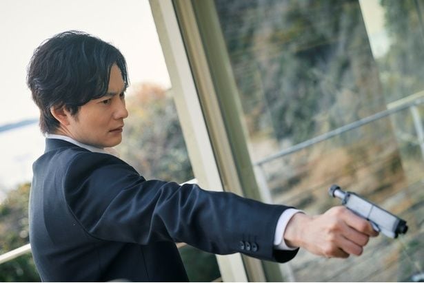真(岡田将生)は貞夫に銃を向け…