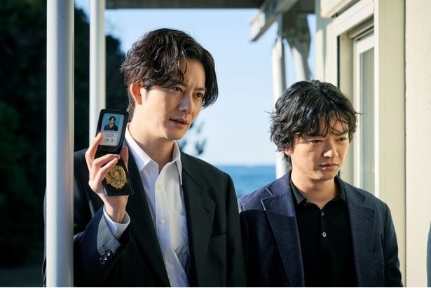 「何でオレたちが警察の人間になったと思います？」ふみに警察手帳を見せる真(岡田将生)