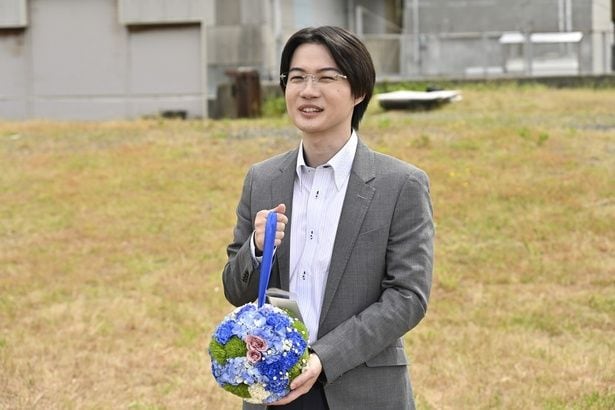 神木隆之介、“地球のような花束”を贈られ、笑顔でクランクアップ