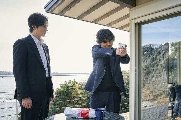 すべての元凶となった辛島夫妻へ銃を向ける稔(染谷将太)だったが…