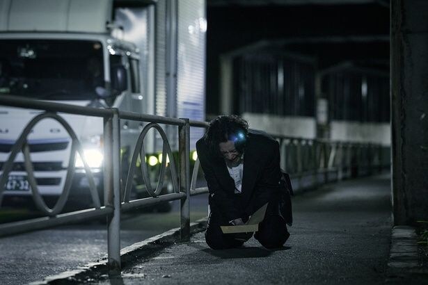 夜道で一人慟哭する真(岡田将生)