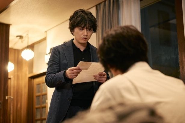 ある鑑定結果に目を通す稔(染谷将太)