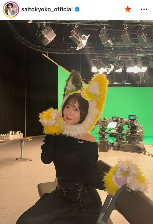 【写真】齊藤京子、スタジオ機材を背にしたふわもこ耳ショット