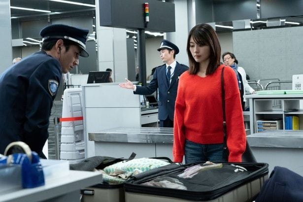 和歌子(有村架純)、税関で堂々とスーツケースを広げる姿