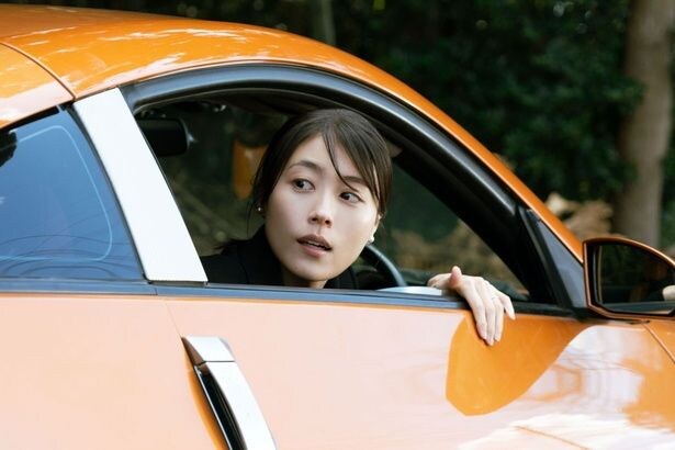 有村架純の新境地…高級車で爆走する本編映像公開　“悪の顔”へと覚醒していく場面写真も＜マジカル・シークレット・ツアー＞