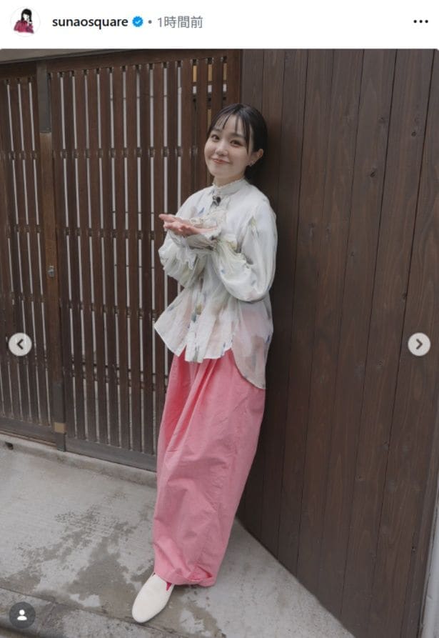 【写真】奈緒、シースルーブラウス×ピンクのズボンの“大人かわいい”コーデ