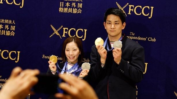 “りくりゅう”こと三浦璃来＆木原龍一、“サッカー界のレジェンド”ディエゴ・マラドーナのFCCJ記者会見模様を公開