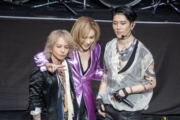 YOSHIKIのステージにスペシャルゲストとしてHYDEとMIYAVIが登場