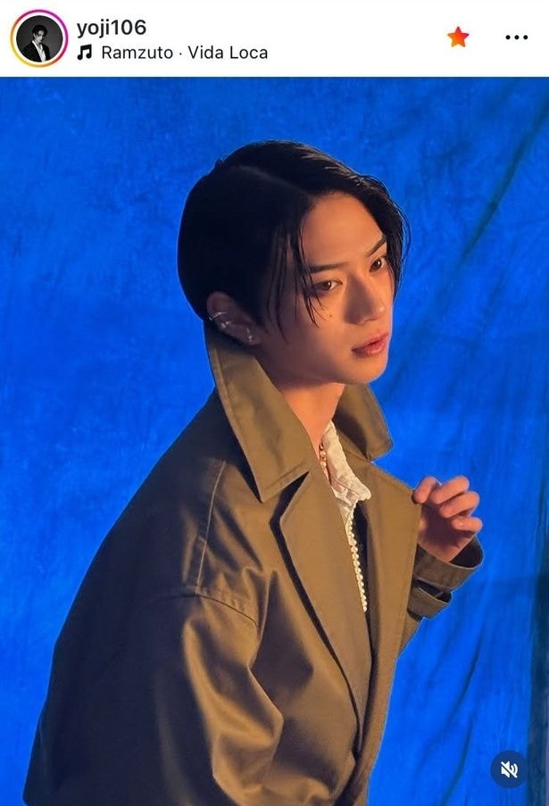 【写真】岩瀬洋志、コート襟を立てた横向き姿