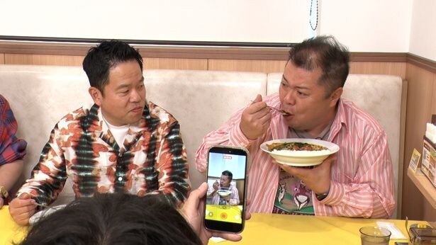 カレーを実食する小杉と、それを見つめる津田