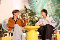 高橋海人「どこだ？」、まちあわせ場所でどこか寂しそうにひとり佇む永瀬廉を探して走る＜King ＆ Princeがまちあわせ in LA＞