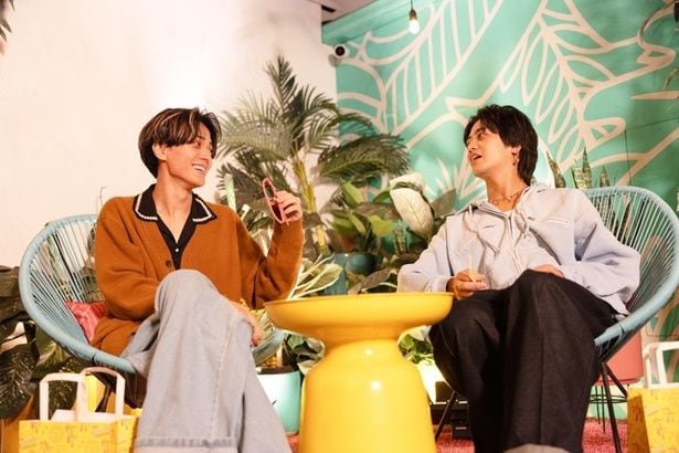 高橋海人「どこだ?」、まちあわせ場所でどこか寂しそうにひとり佇む永瀬廉を探して走る<King & Princeがまちあわせ in LA>