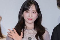 指で“ぷにっ”とほっぺポーズが反則…AKB48小栗有以、ビタミンカラー姿に「ポップさ凄く似合ってる」