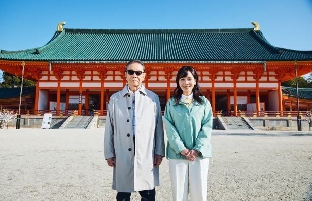 京都・平安神宮を訪れるタモリと佐藤茉那アナウンサー