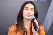 長谷川京子、美背中＆美二の腕が際立つざっくり衣装姿を披露「美しすぎてどうした」「ナイス肩甲骨っ！」などファン称賛の声