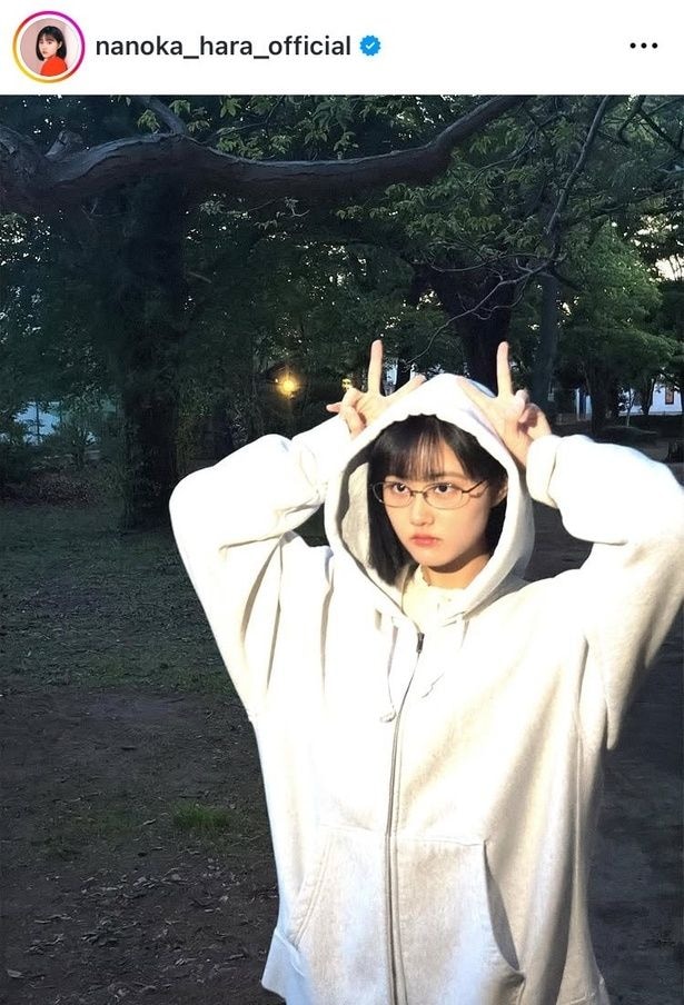 【写真】原菜乃華、頭上でダブルピース姿
