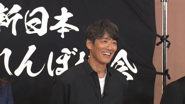オープニングで微笑む反町隆史