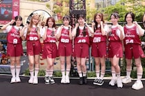 AKB48が川崎をアートジャック…バスケ×アイドルの激アツコラボ　恋チュン＆個性爆発のアートボールをお披露目