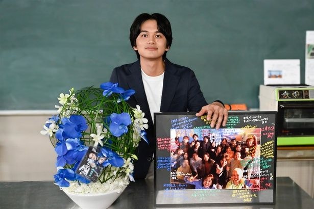 北村匠海がクランクアップ　生徒たちのサプライズに「ありがとう！予想はしていたんですけどね(笑)」＜サバ缶、宇宙へ行く＞