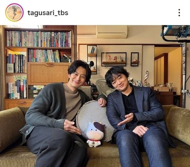 【写真】岡田将生&染谷将太、牛のぬいぐるみを真ん中にほっこり3ショット