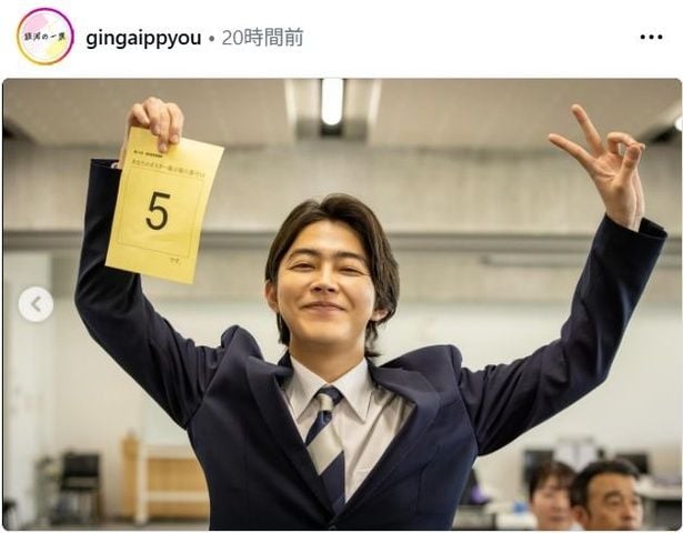 【写真】倉悠貴、くしゃっと笑顔のピースショット