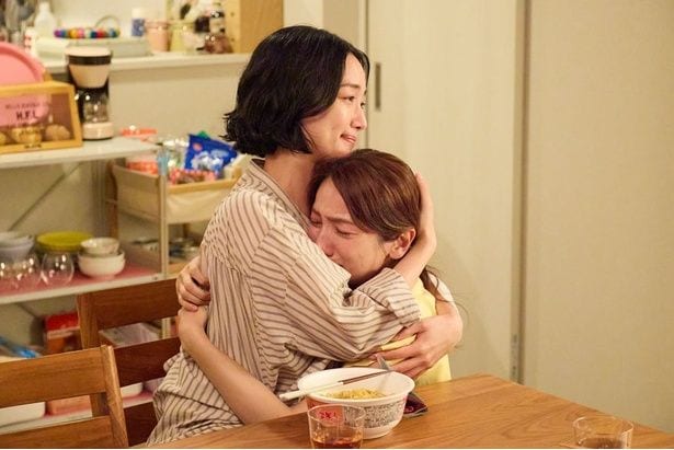 「ミンソクに会いたい！」と姉・杏子(入山法子)の胸で泣きじゃくる桃子(仁村紗和)