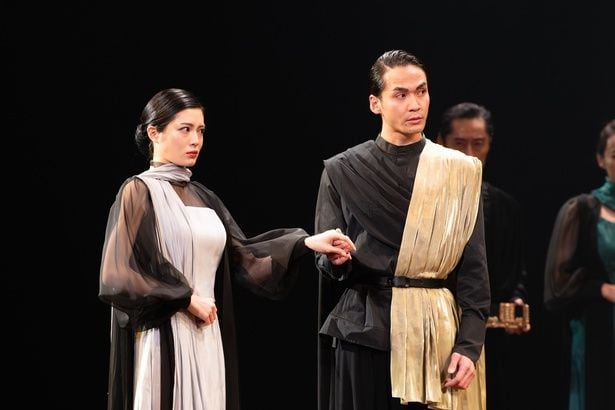 左:コーディーリア役吉田美月喜、右:フランス王役馬場煇平