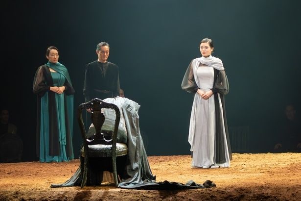 左より、リーガン役松岡依都美、コーンウォール公爵役稲荷卓央.リア役吉田鋼太郎、コーディーリア役吉田美月喜