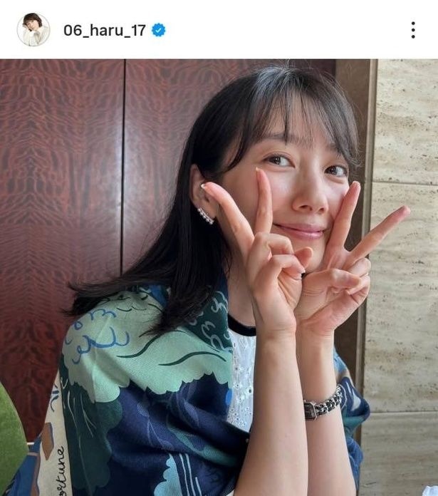 【写真】波瑠、顔の近くでダブルピースをする“全力”スマイルショット