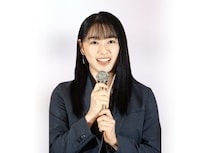 桜井日奈子、ハピナンデスと笑顔でピースのオフショット公開に「かわいすぎる」の声殺到