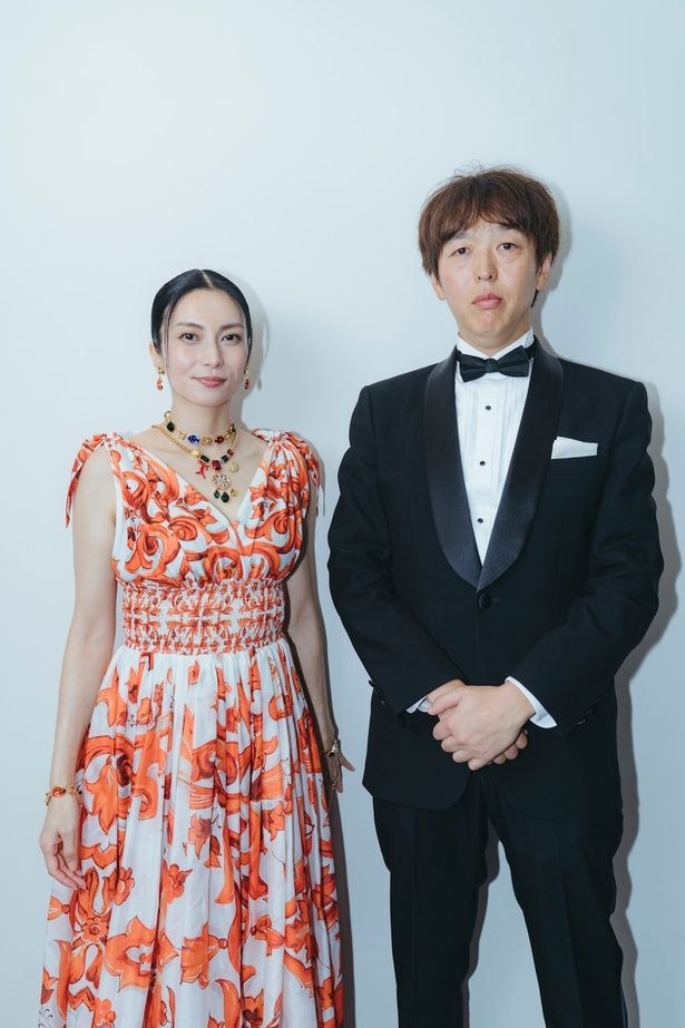 柴咲コウ(写真左)と藤野良太氏
