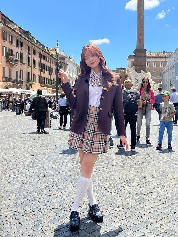 【写真】森香澄、イタリア・ローマで制服姿を披露