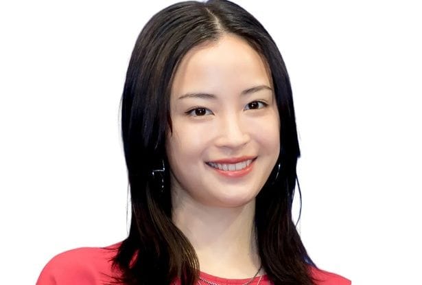 “無邪気な笑み”がえぐかわいい…広瀬すず、28歳誕生日のタルト越しの“視線”に「かわい過ぎ」「綺麗」