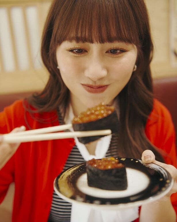 回転寿し トリトン (北海道)／佐々木彩夏写真集「ぺろり」収録イメージカット