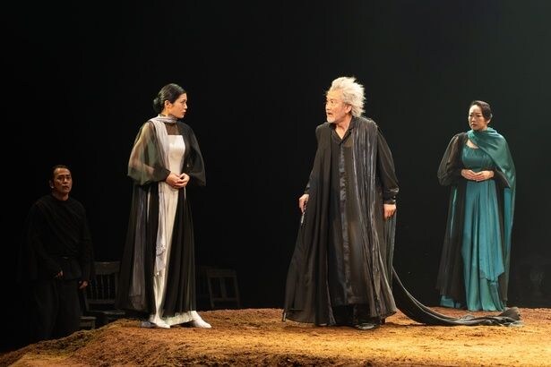 左より、コーディーリア役吉田美月喜、リア役吉田鋼太郎、リーガン役松岡依都美